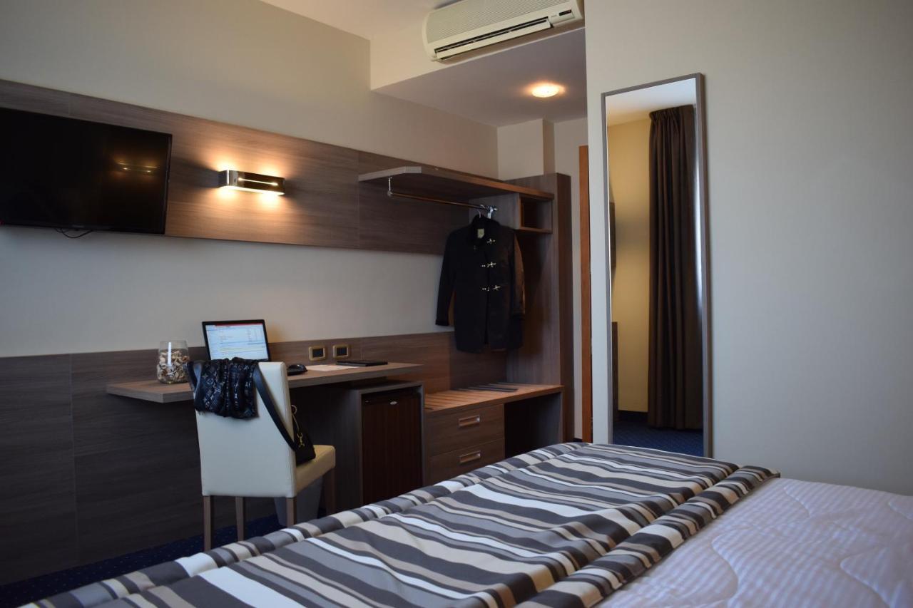 Roma Domus Hotel ポンツァーノ・ロマーノ エクステリア 写真